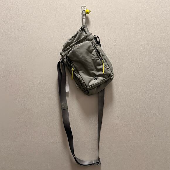 Lululemon Water Bottle Crossbody 2L With Front Pocket – Recycled Nylon - Picture 2 of 6